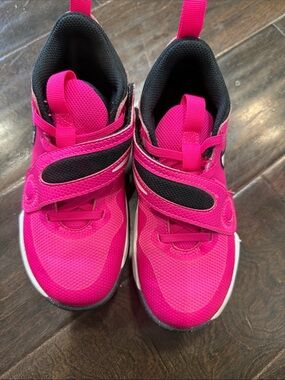 Nike Kids Hot Pink and Black Hook-and-Loop Sneakers